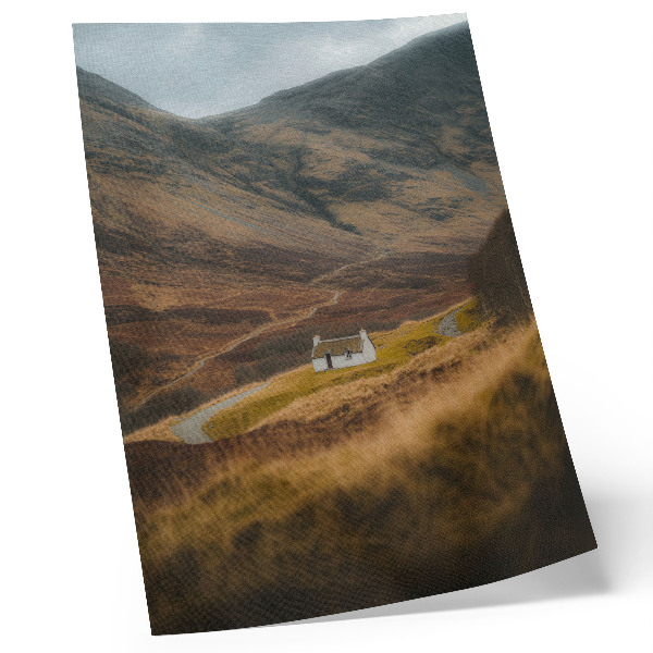 Decoratieve poster Een berglandschap met een afgelegen huisje midden in de natuur.