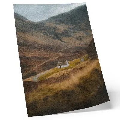 Decoratieve poster berglandschap met een afgelegen huisje in de natuur