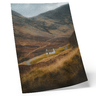 Decoratieve poster Een berglandschap met een afgelegen huisje midden in de natuur.