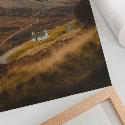 Decoratieve poster Een berglandschap met een afgelegen huisje midden in de natuur.