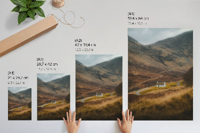 Decoratieve poster Een berglandschap met een afgelegen huisje midden in de natuur.