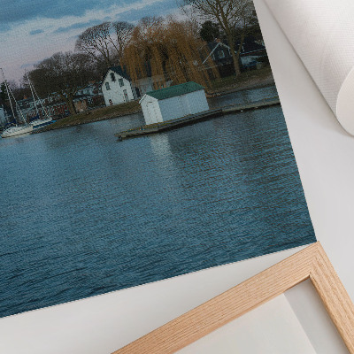 Wandposter De lucht boven het meer, de huizen, de maan, de bomen