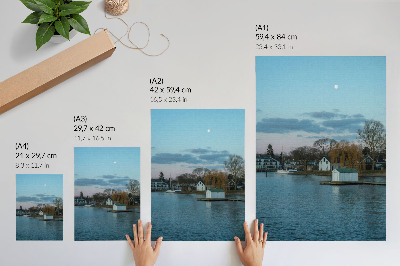 Wandposter De lucht boven het meer, de huizen, de maan, de bomen