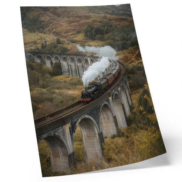 Poster Een trein op een brug tussen groene heuvels