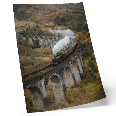 Poster Een trein op een brug tussen groene heuvels