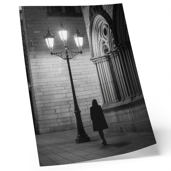 Decoratieve poster Zwart-witte architectuur met een lantaarn 's nachts.