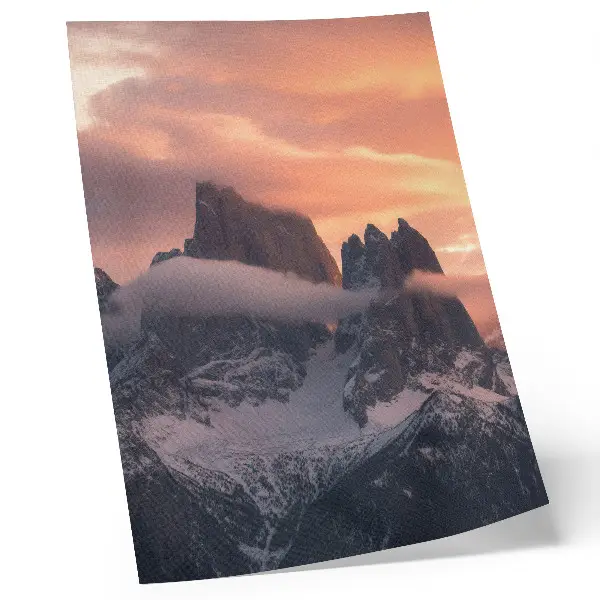 Poster met een ondergaande zon boven bergen in de mist voor een harmonieuze en mysterieuze uitstraling