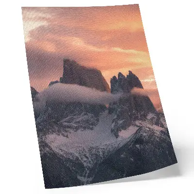 Poster met een ondergaande zon boven bergen in de mist voor een harmonieuze en mysterieuze uitstraling