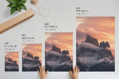 Poster met een ondergaande zon boven bergen in de mist voor een harmonieuze en mysterieuze uitstraling