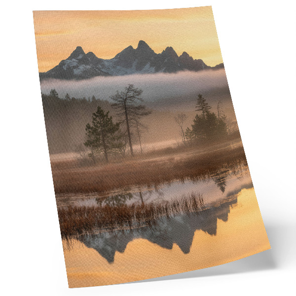 Decoratieve poster Bergen, bomen, mist, kalm water, weerspiegeling