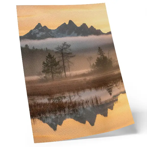 Decoratieve poster met een landschap van bergen, bomen, mist en kalm water met weerspiegeling