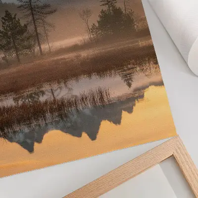 Decoratieve poster met een landschap van bergen, bomen, mist en kalm water met weerspiegeling