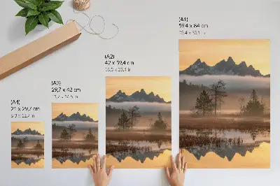 Decoratieve poster met een landschap van bergen, bomen, mist en kalm water met weerspiegeling