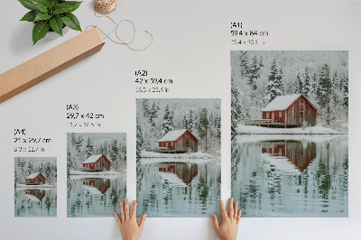 Wandposter Een rood huisje tussen besneeuwde bomen aan het water.