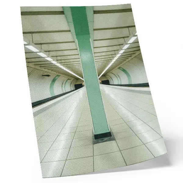 Poster symmetrische ruimtetunnel in een groene structuur