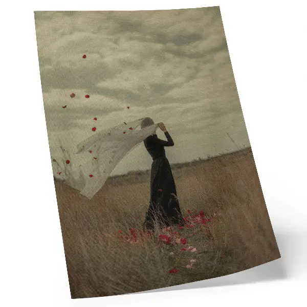 Decoratieve poster met een figuur in een veld vol rode bloemblaadjes