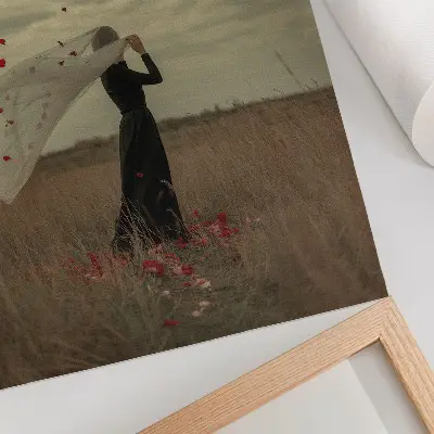 Decoratieve poster met een figuur in een veld vol rode bloemblaadjes