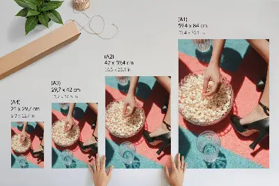 Decoratieve poster met een kleurrijk tapijt, popcorn, glas en een elegant figuur