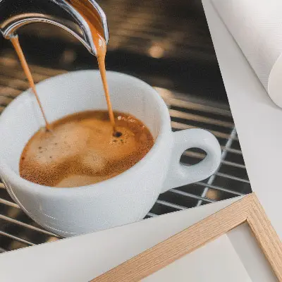 Wandposter expressieve drank in een witte beker met een moderne uitstraling
