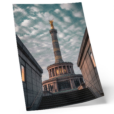 Poster Een elegante kolom met een engel en moderne architectuur.