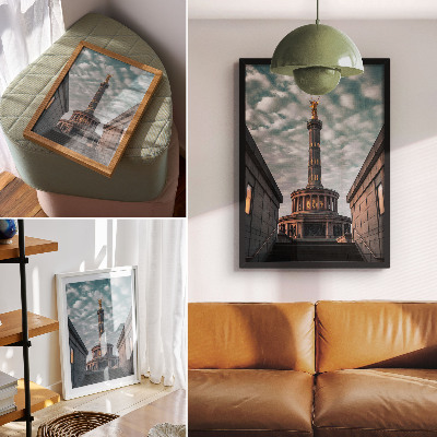 Poster Een elegante kolom met een engel en moderne architectuur.