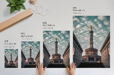 Poster Een elegante kolom met een engel en moderne architectuur.