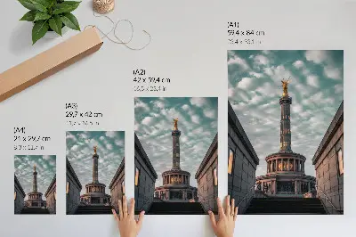Poster met een elegante kolom, een engel en moderne architectuur