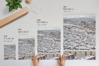 Wandposter met kleurrijke huizen in een harmonieus winterlandschap met bergen