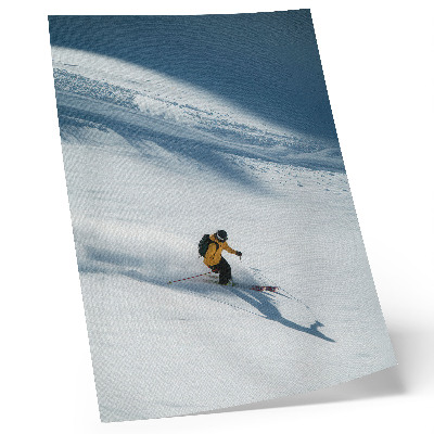 Poster Skiër met gele jas, sneeuw, helling, schaduw
