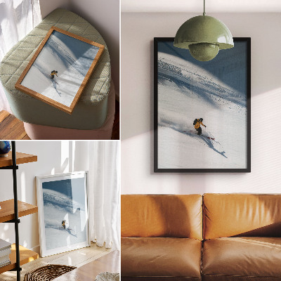 Poster Skiër met gele jas, sneeuw, helling, schaduw