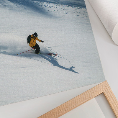 Poster Skiër met gele jas, sneeuw, helling, schaduw