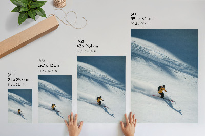 Poster Skiër met gele jas, sneeuw, helling, schaduw