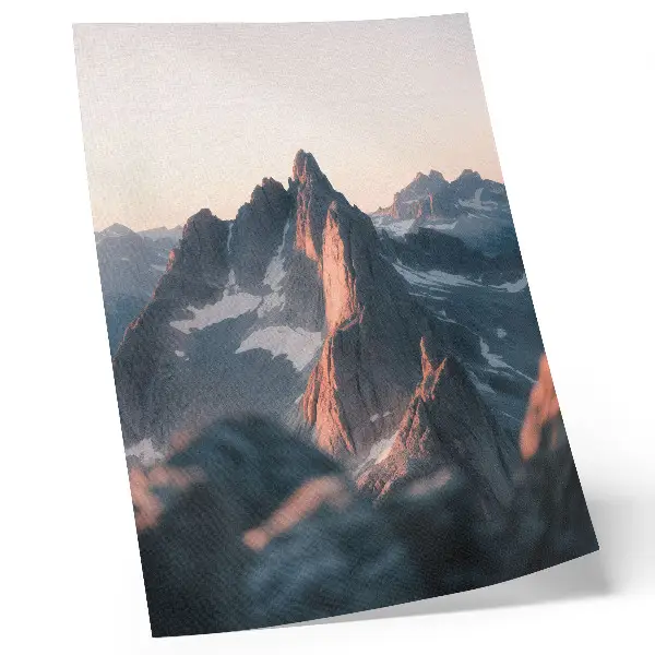 Decoratieve poster bergen in het licht van de zonsondergang in pastelkleuren