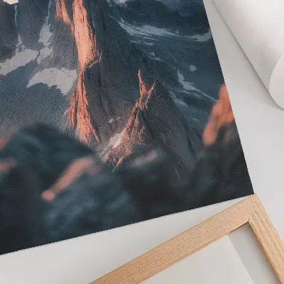 Decoratieve poster bergen in het licht van de zonsondergang in pastelkleuren