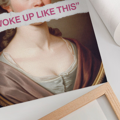 Wandposter Portret van een vrouw die speelt met klassieke typografie.
