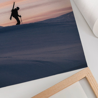 Poster Een skiër tegen een roze lucht in een winterlandschap