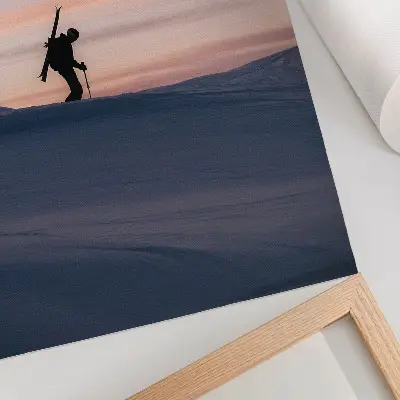 Poster met een skiër tegen een roze lucht in een winterlandschap