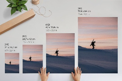 Poster Een skiër tegen een roze lucht in een winterlandschap