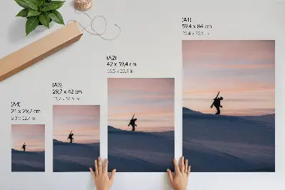 Poster met een skiër tegen een roze lucht in een winterlandschap