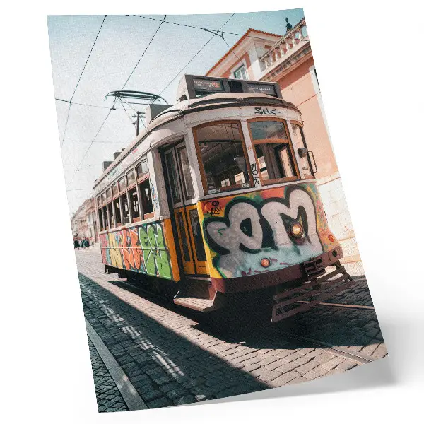 Decoratieve poster met tramgraffiti en stedelijke straatarchitectuur