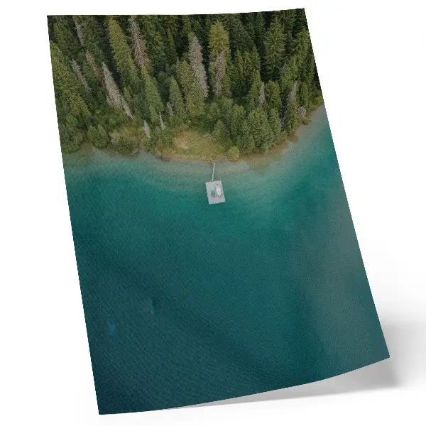 Decoratieve poster met een groen en blauw bosmeer bij een brug