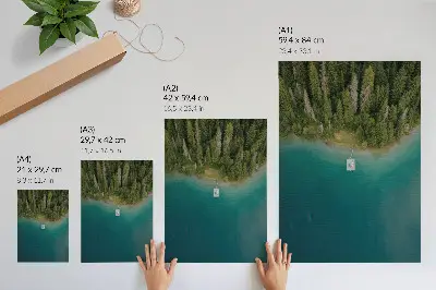 Decoratieve poster met een groen en blauw bosmeer bij een brug