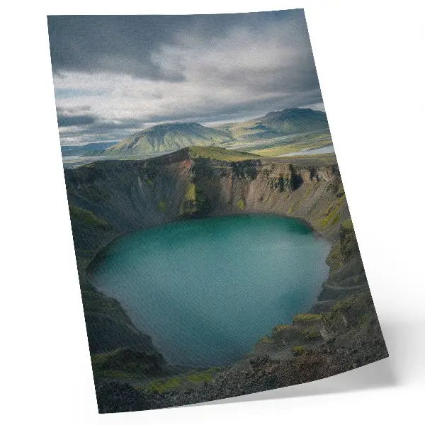 Wandposter met een turkoois meer, bergen en prachtige wolken