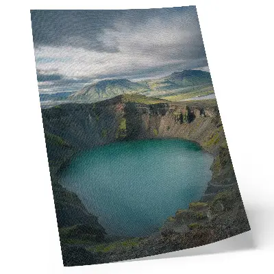 Wandposter met een turkoois meer, bergen en prachtige wolken