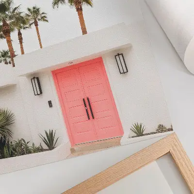 Decoratieve poster met palmbomen en moderne architectuur in levendige kleuren