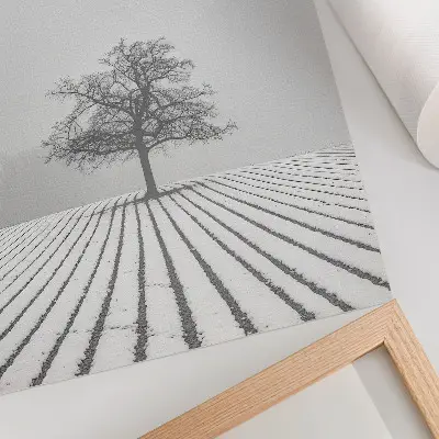 Wandposter boom in de sneeuw met een minimalistisch winterlandschap