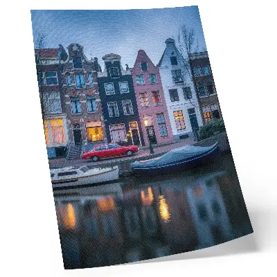 Wandposter kleurrijke huizenblokken met avondlijke sfeer weerspiegeld in het water