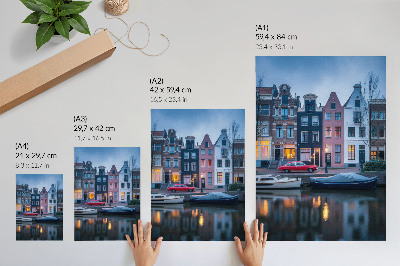 Wandposter Kleurrijke huizenblokken, avondlijke sfeer, weerspiegeld in het water.