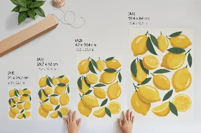Decoratieve poster met gouden citroenen en groene bladeren op een heldere achtergrond