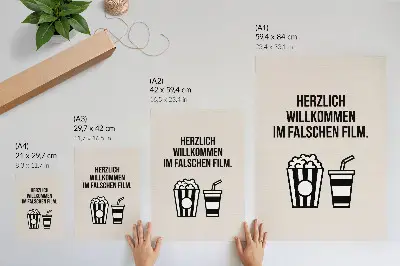 Decoratieve poster met betekenisvolle teksticonografie in bioscoopstijl op een beige achtergrond